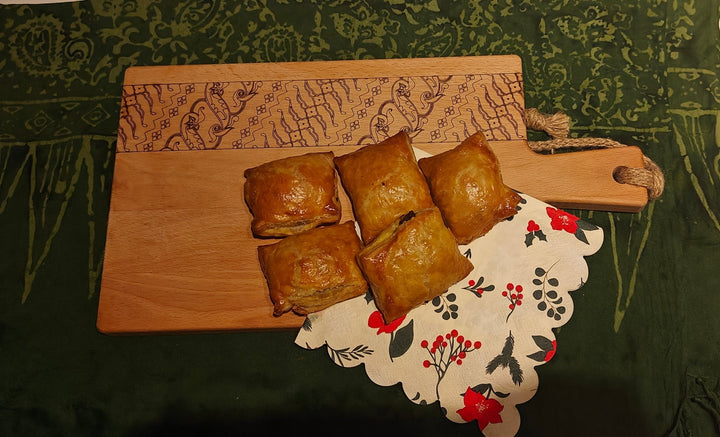 Borrelplank met batik print en hapjes erop