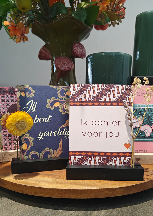 Zwarte houten kaarthouder met hartje