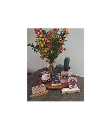 Kaarthouder met bloemen, licht hout