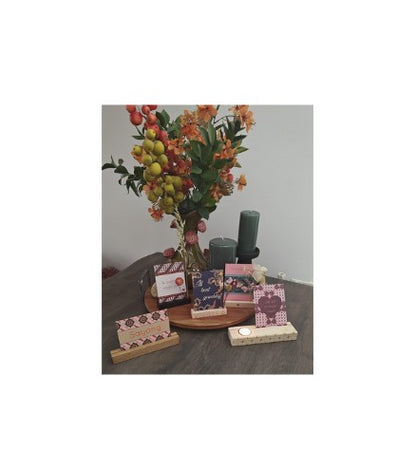 Kaarthouder met bloemen, licht hout
